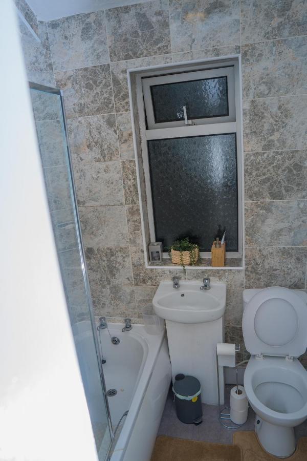 The Private Villa, Northampton Centre, 9 Beds, 5 Bedrooms, Sleeps 12 Exterior foto